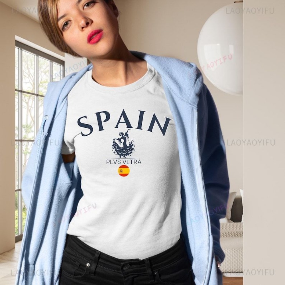 Street Fashion In Spain - تي شيرت مطبوع عليه علم إسبانيا
