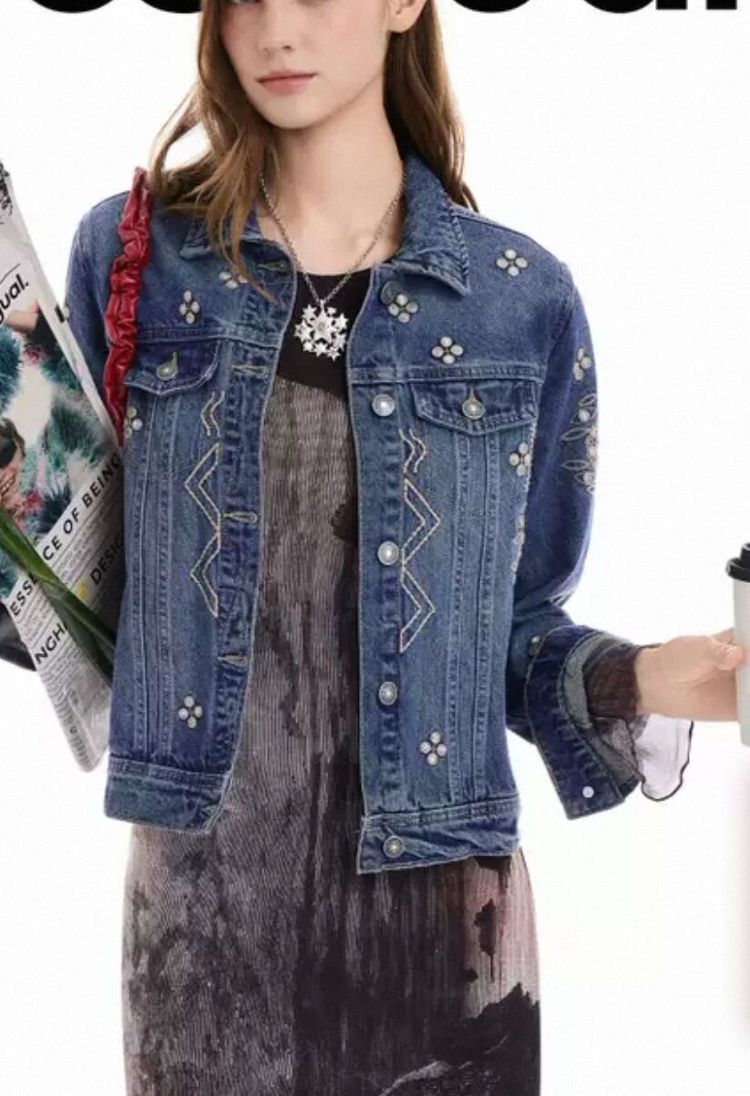 Street Fashion In Spain - جاكيت جينز مطرز بالزهور على الطراز