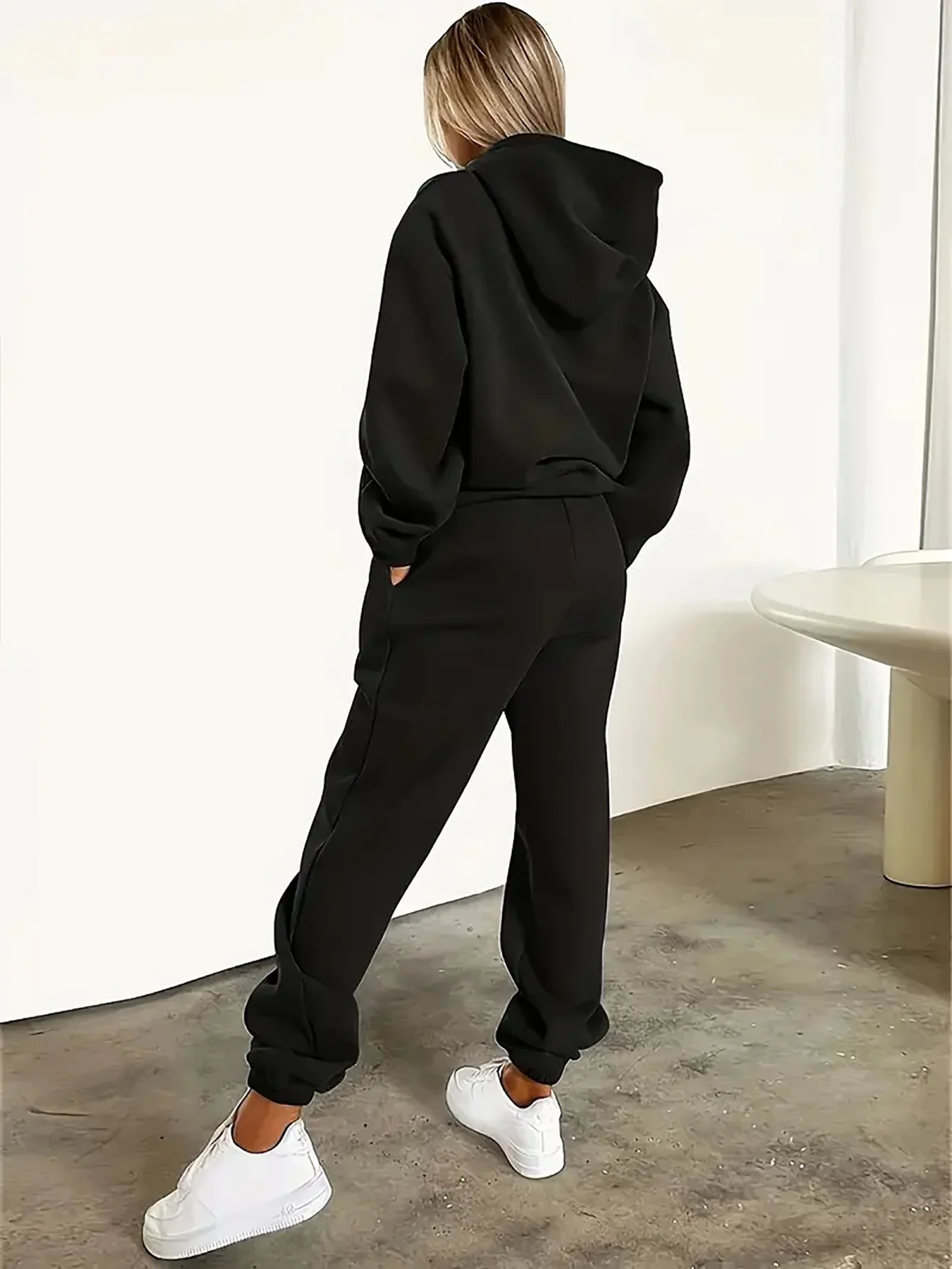 طقم رياضي نسائي من قطعتين لعام - مراجعة Street Fashion Winter 2026 وسعره